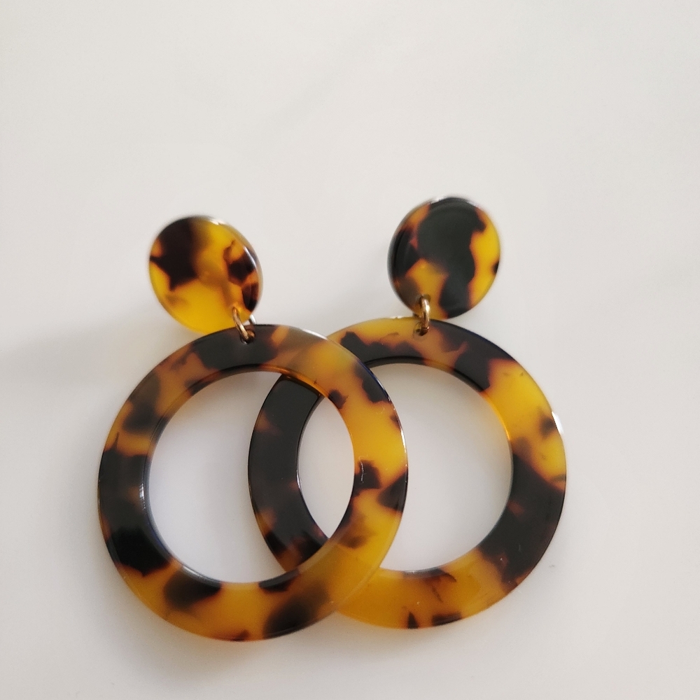 Tortoise Shell Hoop Earrings - Picture 3 of 5